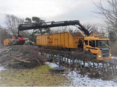 Vi transporterar träd och avfall med kranbil i Halmstad.